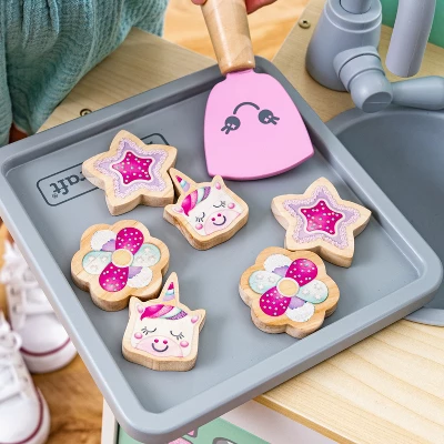 Kidkraft Lil' Friends Wooden Play Kitchen With 14 Accessories 4 Kidkraft Lil' Friends Wooden Play Kitchen With 14 Accessories - Image 4